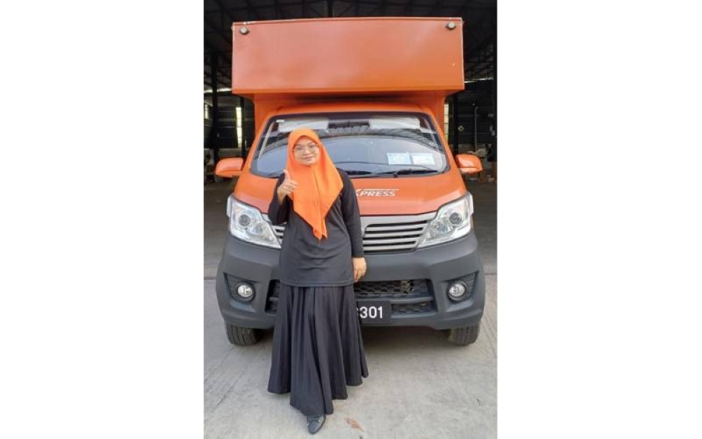 Ruzita mempunyai 20 tahun pengalaman kerja dalam industri kurier.