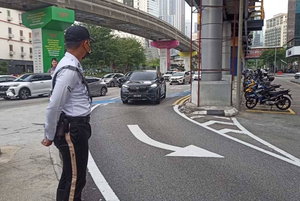 Anggota polis trafik ditempatkan di lokasi-lokasi terpilih semasa Operasi Hormat Undang-Undang (HUU) Jalan Raya Polis Kuala Lumpur pada Isnin.