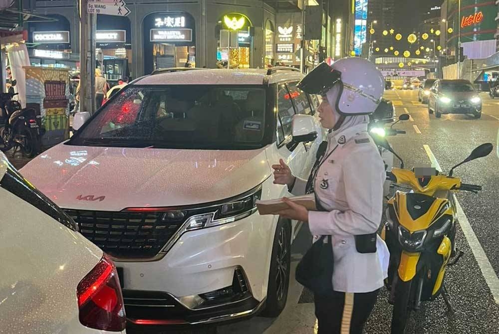 Antara pengguna jalan raya yang dikesan tidak mematuhi peraturan lalu lintas.