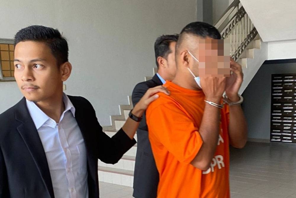 Seorang lelaki yang merupakan ketua pembantu tadbir sebuah sekolah dibawa pegawai SPRM ke Mahkamah Majistret Seremban pada Isnin bagi permohonan reman selepas disyaki mengemukakan tuntutan palsu. - (Foto SPRM)