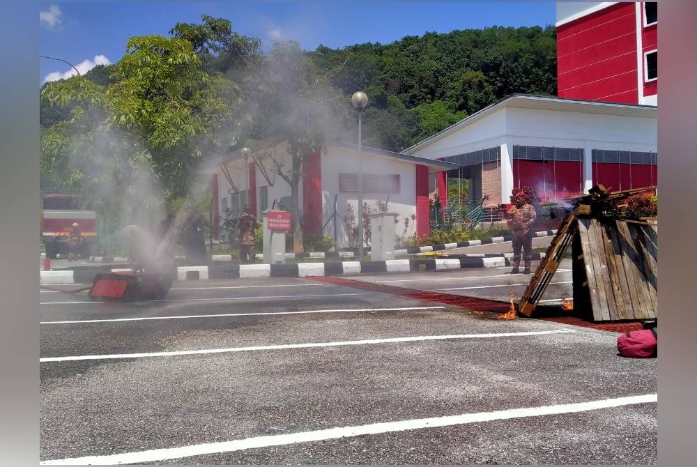 Serai Gorgon 1 menunjukkan aksi memadam kebakaran ketika membuat demonstrasi sempena Majlis Perhimpunan Bulanan di Dewan Premier Dato' Sri Ts Mohammad Hamdan, Ibu Pejabat JBPM Perak pada Selasa.