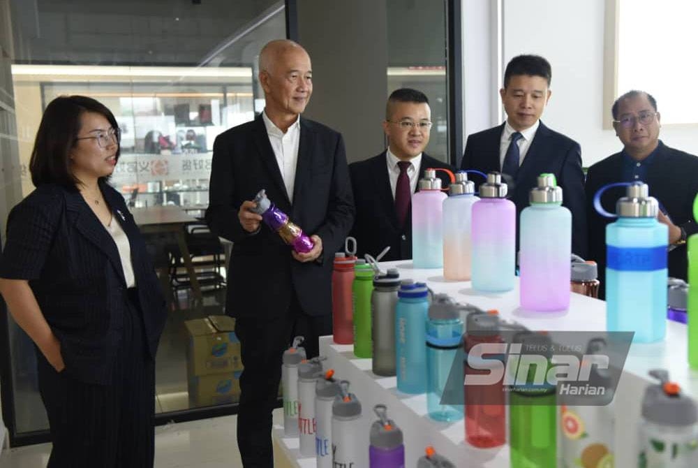 Seng Kok (dua dari kiri) dibawa melihat produk yang dipamerkan di bilik pameran Yiwu Selection. - Foto Sinar Harian/MOHD RAFIQ REDZUAN HAMZAH