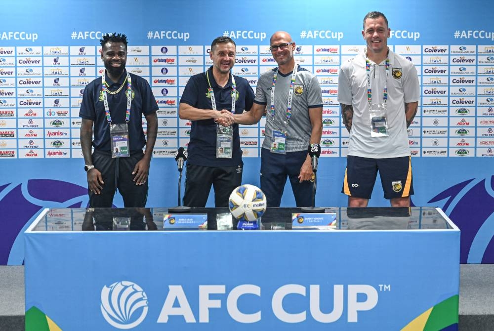 Tomislav Steinbruckner (dua, kiri) bersama Ketua Jurulatih Central Coast Mariners FC, Abbas Saad (dua dari kanan) bergambar pada sidang media sempena perlawanan Piala AFC 2023 di Stadium Sultan Mizan Zainal Abidin. - Foto Bernama