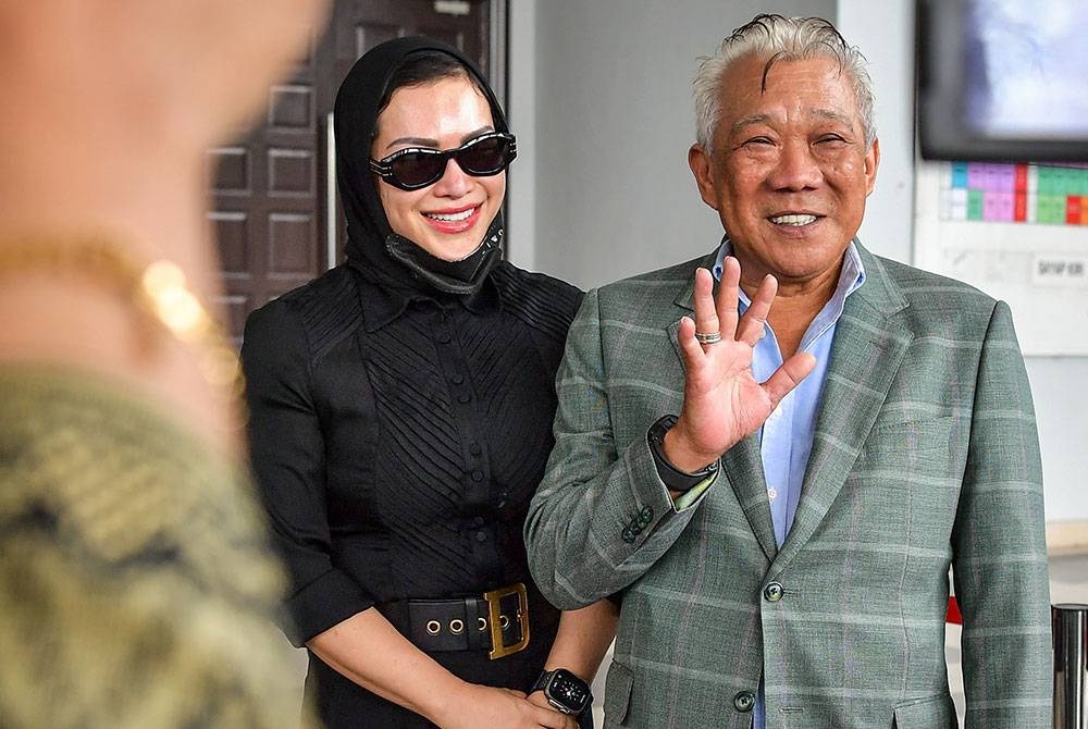 Bung Moktar dan isterinya, Zizie Izette ketika dilepas dan dibebaskan oleh mahkamah atas tiga pertuduhan rasuah. - Foto Bernama