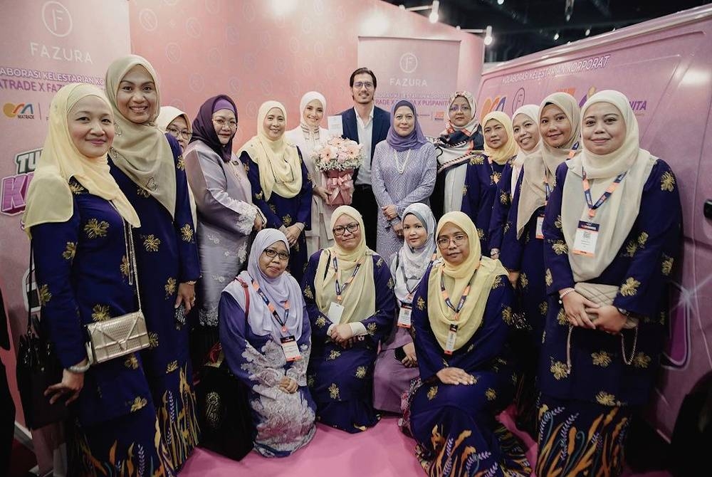 Fazura (belakang, enam dari kiri) bersama Puspanita cawangan MITI.