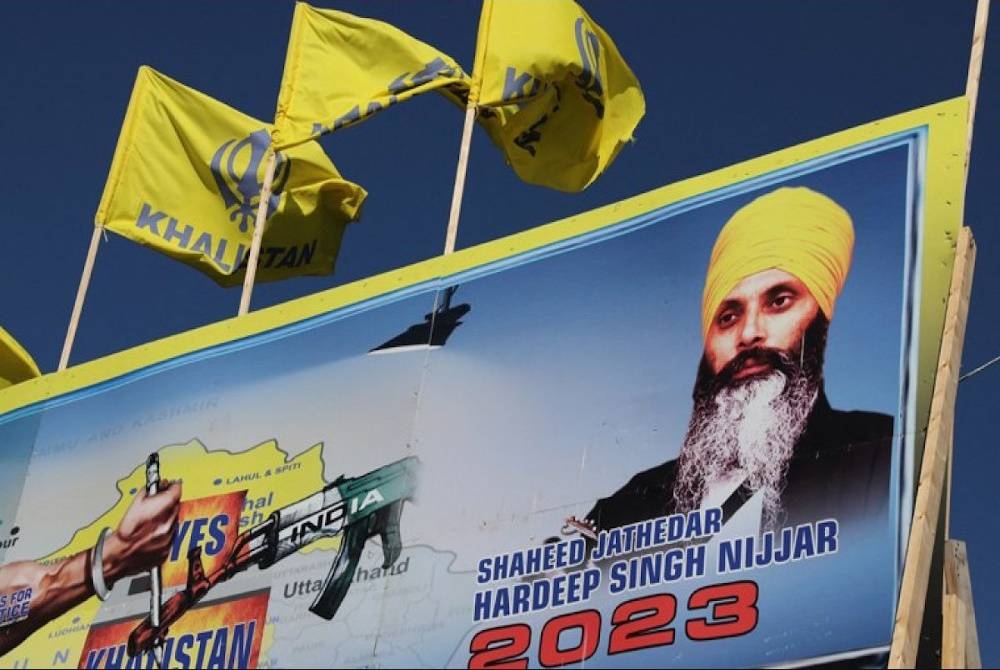 Gambar Hardeep Singh Nijjar diletakkan di Gudwara Guru Nanak, Surrey, British Columbia. - Foto Agensi