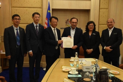 Pertemuan Anwar dengan Presiden Universiti Tshinghua, Wang Xiqin yang melakukan kunjungan hormat ke atas Perdana Menteri di Kementerian Kewangan, Putrajaya pada Isnin. - Foto Facebook Anwar Ibrahim