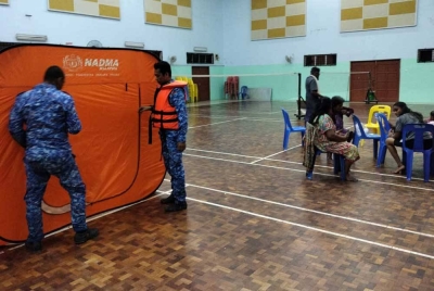 PPS Dewan Simpang Kallang dibuka bagi menempatkan mangsa banjir kilat di bandar Raub pada tengah malam Isnin.