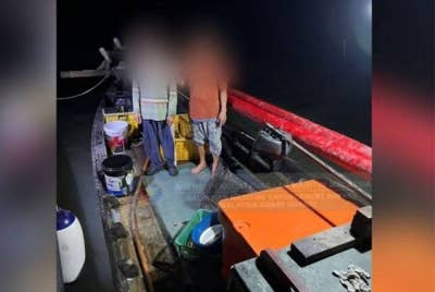 Dua nelayan tempatan termasuk tekong berumur 49 dan 55 tahun dibawa ke jeti Zon Maritim Kuala Kurau untuk tindakan lanjut. - Foto Maritim Malaysia