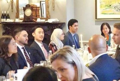 Tengku Amir Shah (dua dari kiri) berkenan hadiri makan malam Selangor Youth Community di UK. - Foto Selangor Royal Office
