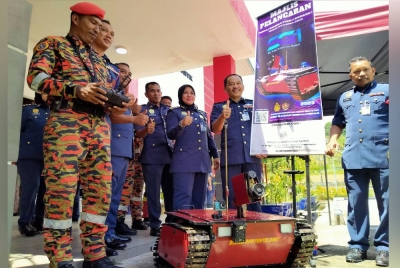 Sayani (tiga dari kanan) menyempurnakan Majlis Pelancaran Serai Gorgon 1 sempena Majlis Perhimpunan Bulanan di Dewan Premier Dato' Sri Ts Mohammad Hamdan, Ibu Pejabat JBPM Perak pada Selasa.