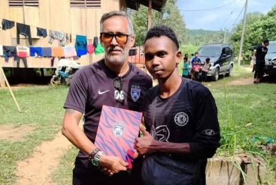 Griffa (kiri) bersama Sa'ap di Felda Aring, Gua Musang baru-baru ini. - Foto: Facebook The Red Warriors City Club.