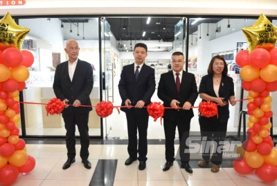 Dari kanan: Yuan Ying, Zhang Qiang, Xu Hang dan Seng Kok ketika melancarkan bilik pameran Yiwu Selection di GM Klang. - Foto Sinar Harian/MOHD RAFIQ REDZUAN HAMZAH