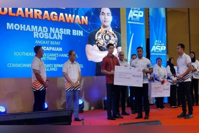 Tengku Hassanal Ibrahim Alam Shah menyampaikan Anugerah Olahragawan Pahang 2021/2022 kepada Mohd Nasir pada Majlis Anugerah Sukan Pahang pada Selasa.