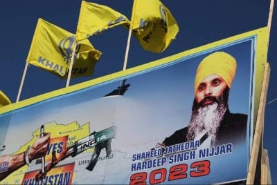 Gambar Hardeep Singh Nijjar diletakkan di Gudwara Guru Nanak, Surrey, British Columbia. - Foto Agensi