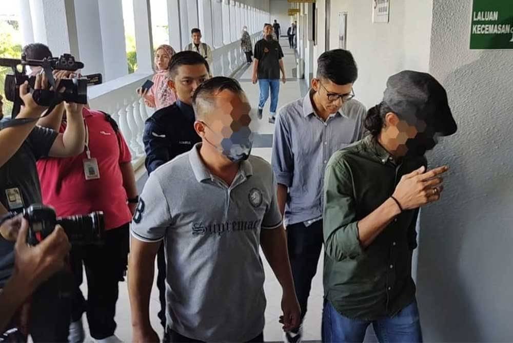 Ahmad Faiz Fikrey (dua, kanan) hadir di Mahkamah Sesyen Kuala Lumpur bagi penghadapi pertuduhan kes menggunakan penyata bank palsu, empat tahun lalu.