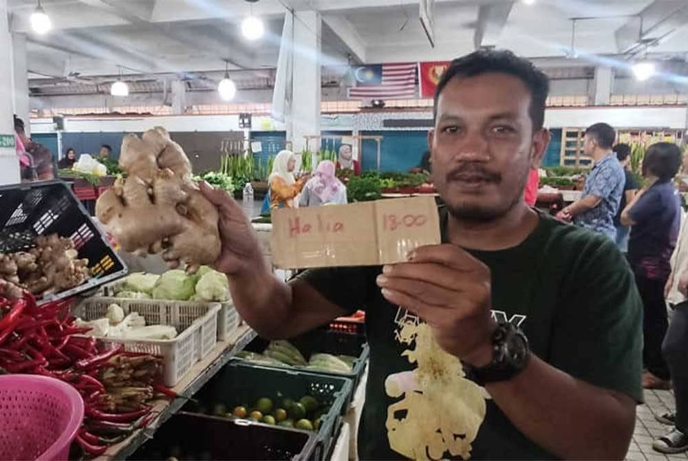 Sazali menunjukkan halia yang dijual pada harga RM18 sekilogram di Pasar Besar Alor Setar pada Rabu.
