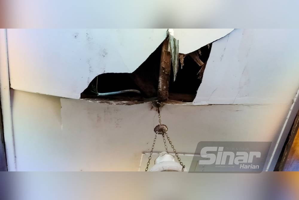 Siling bahagian ruang solat runtuh baru-baru ini dipercayai dimakan anai-anai.