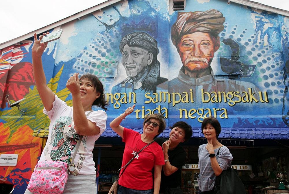 Pelancongan domestik di Malaysia mencatatkan prestasi memberangsangkan pada 2022 apabila merekodkan lonjakan dalam jumlah perbelanjaan kepada RM59.2 bilion daripada RM17.5 bilion pada 2021. - Gambar hiasan
Lukisan mural dua tokoh pahlawan negara itu menjadi tarikan baharu Kuantan Art Street yang sebelum ini sudah dihiasi pelbagai mural bertemakan kisah rakyat dan identiti negeri Pahang serta lukisan 3 dimensi (3D).
Mural dihasilkan lima pelukis tempatan itu bagi menarik golongan muda untuk menghayati sejarah negeri Pahang dan menghargai perjuangan pahlawan tanah air menentang penjajah selain memulihara bangunan rumah kedai sepanjang Jalan Mahkota dan Jalan Besar yang menjadi warisan bandar Kuantan seterusnya merancakkan aktiviti ekonomi khususnya sektor pelancongan negeri.
--fotoBERNAMA (2022) HAK CIPTA TERPELIHARA