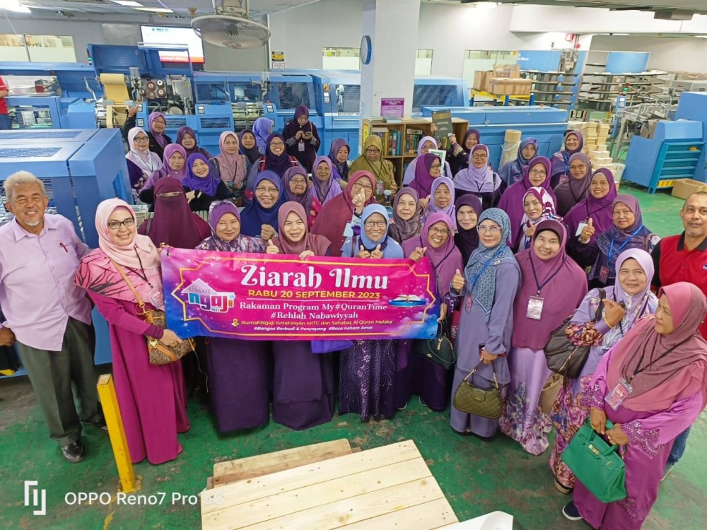 Para peserta dibawa meninjau kawasan percetakan Karangkraf.