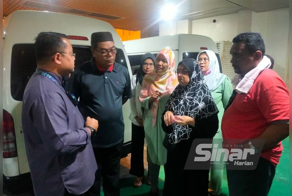 Bapa Allahyarham Faris Haziq (dua dari kiri) dan ibunya, (dua dari kanan) berada di Hospital Putrajaya bagi pengecaman mayat.