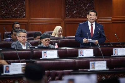 Rafizi (kanan) ketika pembentangan Kajian Separuh Penggal Rancangan Malaysia Kedua Belas 2021-2025 pada Persidangan Dewan Negara di Bangunan Parlimen pada Rabu.- Foto: Bernama