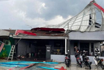 Terdapat 20 rumah terjejas akibat ribut di Bandar Baru Putra, lapan rumah di Taman Putra Indah dan sebuah di Taman Indah. - Foto ihsan APM Perak