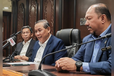 Aminuddin (tengah) pada sidang akhbar di Wisma Negeri.