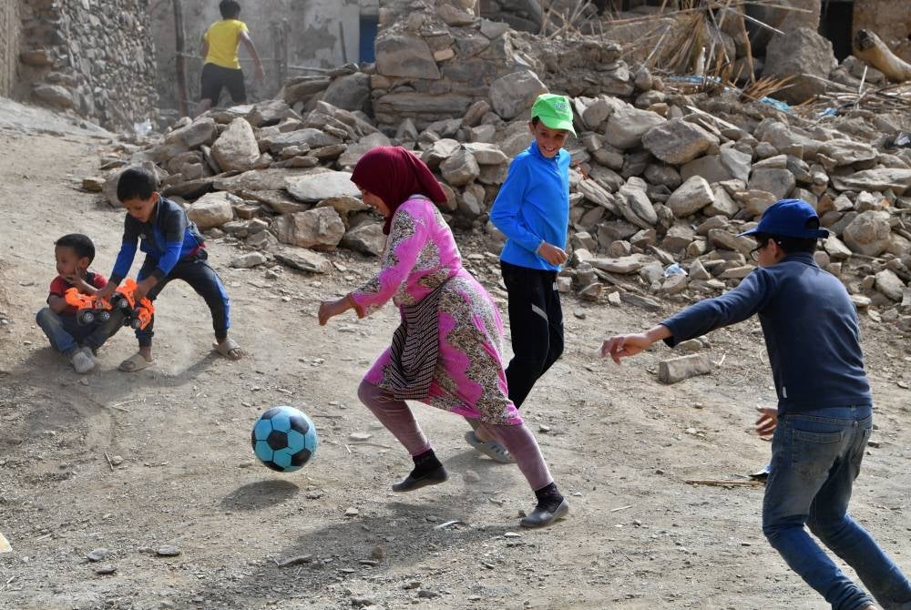 Waktu bermain bersama rakan dapat melupakan seketika trauma yang dialami kanak-kanak terjejas gempa itu.