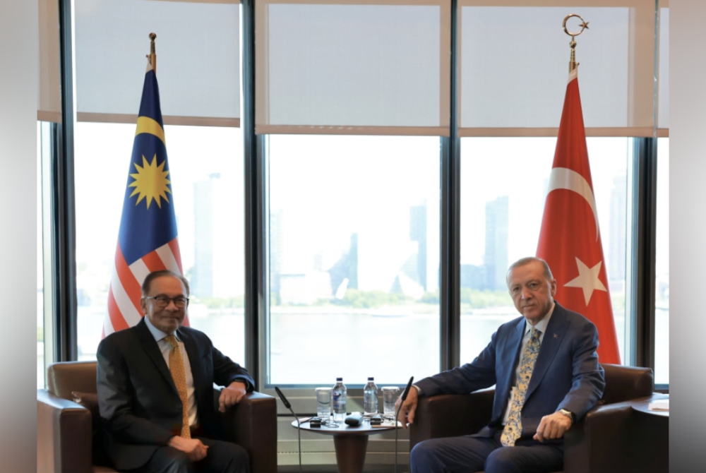 Anwar (kiri) bersama Erdogan ketika mengadakan pertemuan dua hala sempena Perhimpunan Agung Pertubuhan Bangsa-Bangsa Bersatu (UNGA) ke-78, pada Khamis. - Foto Bernama