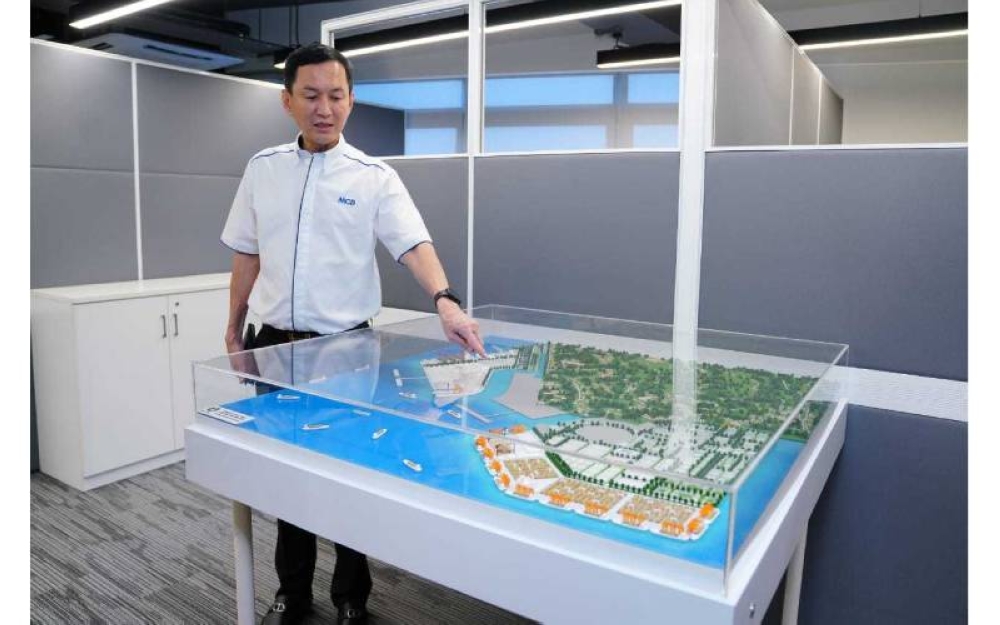 Hock Guan menunjukkan model pembangunan hartanah yang dilaksanakan oleh LBS.