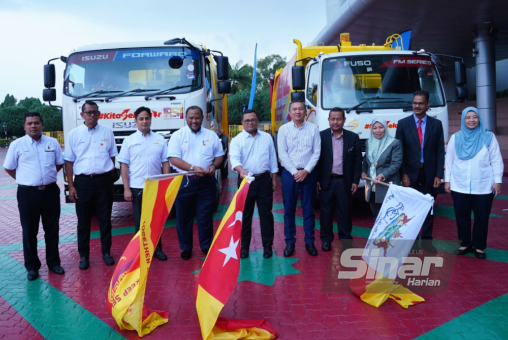 Lori kompaktor baharu merah kuning yang akan digunakan di kawasan MPK bermula 1 Oktober depan. - Foto Sinar Harian/MOHD HALIM ABDUL WAHID