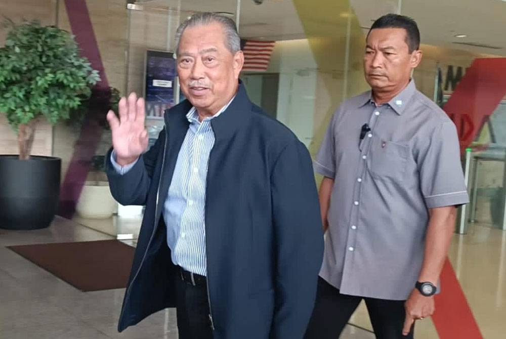 Muhyiddin memakai baju berwarna hitam, hadir di pejabat MIDA untuk memberi kenyataan berkaitan 'orang Melayu akan hilang kuasa' ketika kempen PRK DUN Simpang Jeram, Johor pada Khamis.