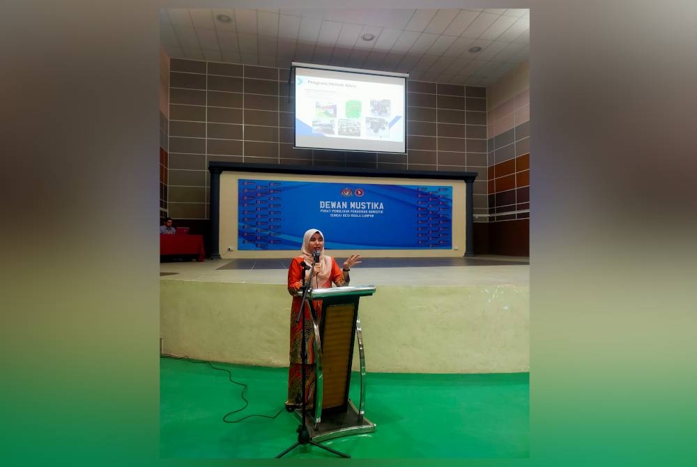 Nur Shuhaila menyampaikan taklimat dan perkongsian maklumat semasa Program Retreat Media Agensi Antidadah Kebangsaan (AADK) Tahun 2023 di Sungai Besi, Kuala Lumpur.