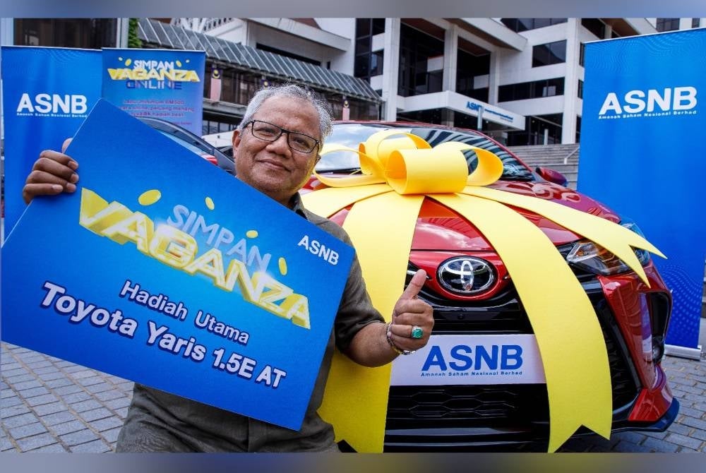 Alias diumumkan sebagai pemenang hadiah utama Simpan Vaganza fasa satu bergambar kenangan bersama Toyota Yaris miliknya.