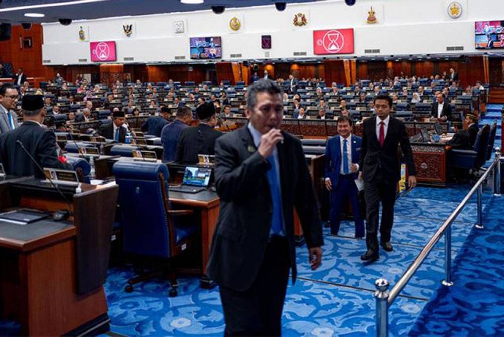 Ikmal Hisham menafikan dakwaan hisap vape dalam Dewan Rakyat. Foto: Sadiq Asyraf.