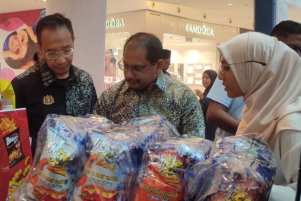 Rohaizi (tengah) melawat reruai pempamer pada Jelajah Mini Karnival Barangan Malaysia 2023 Zon Utara di Aman Central, Alor Setar pada Khamis.