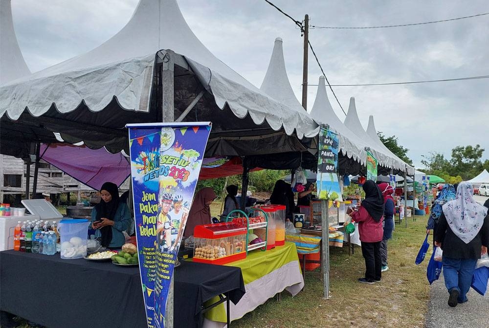 Gerai jualan makanan sepanjang Festival Setiu Wetlands 2023.
