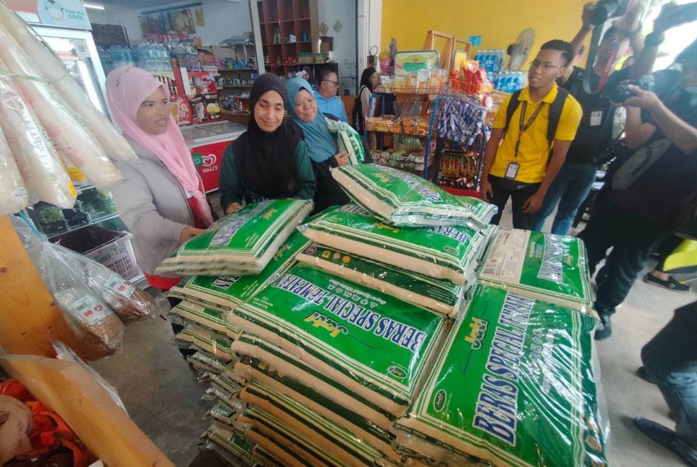 Orang ramai tidak melepaskan peluang memberi beras putih tempatan di Agrobazaar Kedai Rakyat milik usahawan FAMA di Jalan Kebun Tambahan, Seksyen 30.