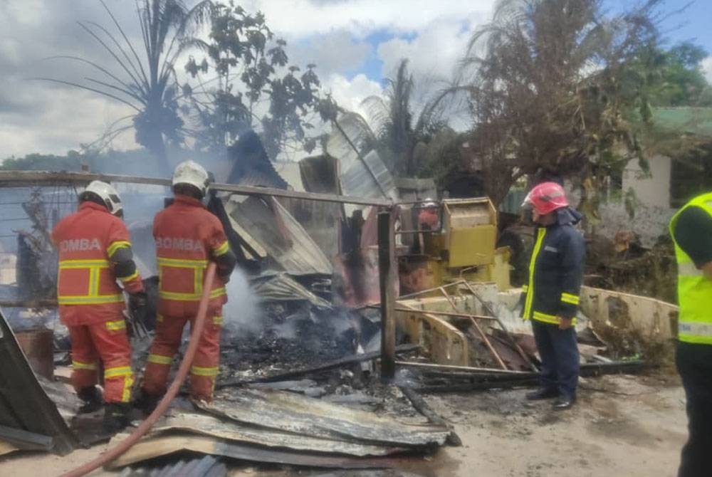 Pasukan bomba memadamkan kebakaran membabitkan enam rumah di Kampung Pulutan, Menggatal, Kota Kinabalu pada Khamis.