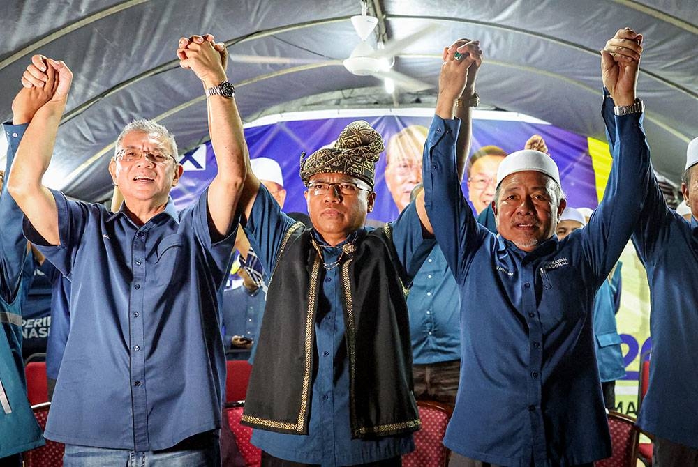 Pengerusi PN Pahang, Datuk Seri Saifuddin Abdullah (kiri) dan Timbalan Presiden Pas, Datuk Seri Tuan Ibrahim Tuan Man (kanan) bersama Kasim (tengah) ketika majlis pelancaran jentera dan pengumuman calon PN sempena Pilihan Raya Kecil (PRK) Pelangai. - Foto Bernama