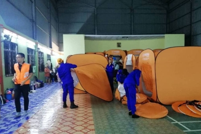 Seramai 178 penduduk dipindahkan ke sebuah pusat pemindahan sementara (PPS) selepas Kampung Baru, Medamit dekat sini dilanda banjir, pada Rabu. - Foto Facebook