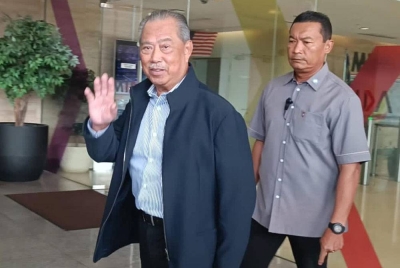 Muhyiddin memakai baju berwarna hitam, hadir di pejabat MIDA untuk memberi kenyataan berkaitan 'orang Melayu akan hilang kuasa' ketika kempen PRK DUN Simpang Jeram, Johor pada Khamis.