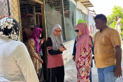 Nurul Syazwani (dua dari kanan) menziarahi sebuah rumah penduduk dilanda ribut di Kampung Seri Makmur pada Rabu.