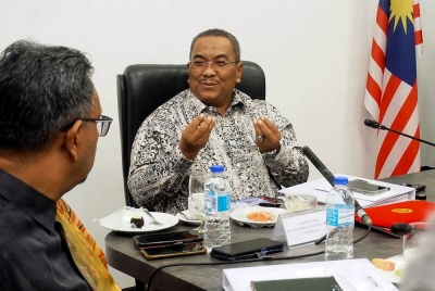 Sanusi bercakap pada sidang media mengenai prestasi pelaburan di Kedah di Wisma Darul Aman pada Khamis. - Foto Bernama