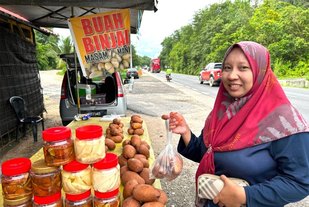 Wan Nur Hafizatul menunjukkan empat binjai yang dibeli dengan harga RM10 di gerai Mahadi.