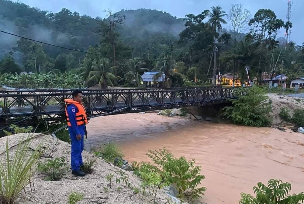 Pemantauan di Kampung Iboi menunjukkan paras air sungai meningkat sejak petang Khamis. - Foto APM
