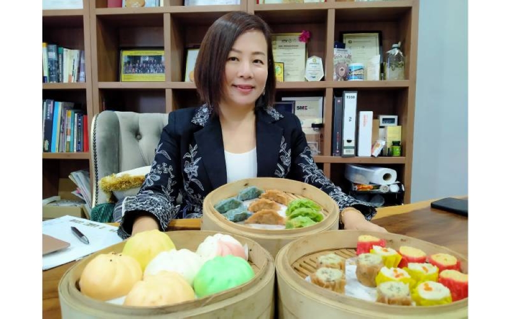 Ceylyn memperlihatkan antara produk makanan Cina halal keluaran syarikatnya yang mendapat permintaan tinggi di pasaran tempatan dan luar negara.