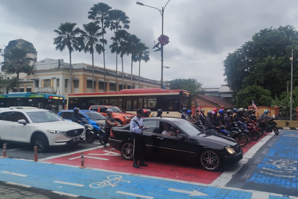 Saman dikenakan ke atas pemilik sebuah kenderaan kerana berada di petak motosikal semasa Op HUU di sekitar ibu kota pada Khamis.
