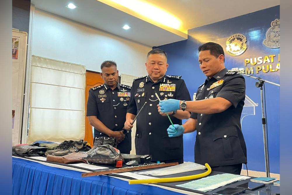 Selain wang tunai, antara barang lain yang dirampas adalah rantai besi, batang besi dan wang tunai.